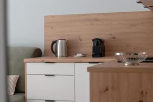 Príslušenstvo na prípravu kávy alebo čaju v ubytovaní Jasny & Elegancki Apartament typu Studio z Tarasem by Noclegi Renters