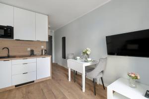 Kuchyňa alebo kuchynka v ubytovaní Jasny & Elegancki Apartament typu Studio z Tarasem by Noclegi Renters