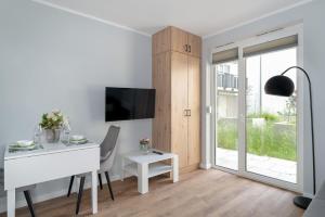Televízia a/alebo spoločenská miestnosť v ubytovaní Jasny & Elegancki Apartament typu Studio z Tarasem by Noclegi Renters