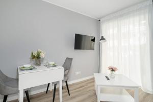 Televízia a/alebo spoločenská miestnosť v ubytovaní Jasny & Elegancki Apartament typu Studio z Tarasem by Noclegi Renters