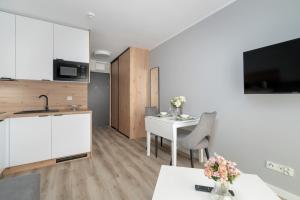 Kuchyňa alebo kuchynka v ubytovaní Jasny & Elegancki Apartament typu Studio z Tarasem by Noclegi Renters