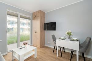 Televízia a/alebo spoločenská miestnosť v ubytovaní Jasny & Elegancki Apartament typu Studio z Tarasem by Noclegi Renters