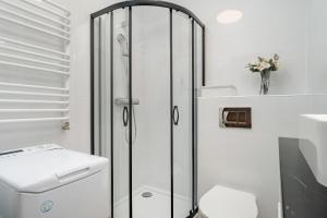 Kúpeľňa v ubytovaní Jasny & Elegancki Apartament typu Studio z Tarasem by Noclegi Renters