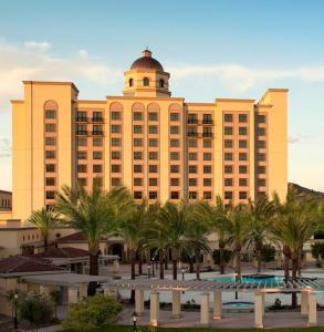 ein großes Gebäude mit Palmen davor in der Unterkunft Casino del Sol Resort Tucson in Tucson