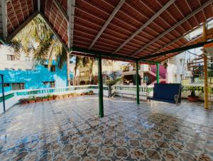 バンガロールにあるYelahanka bungalow 30 mins from airportのタイルフロアと天井の広い客室です。