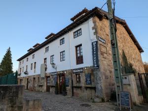 an old building in the middle of a street at Casa Fita con Parking in Santillana del Mar
