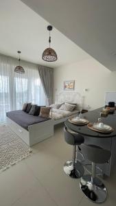 Posezení v ubytování The Nest Elegant Residence Studio