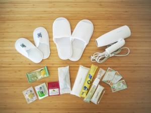 une paire de tongs et une commande de jeu wii dans l'établissement Miyazaki Mango Hotel, à Miyazaki 73 autres photos