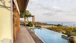 Regent Bali Canggu内部或周边的泳池