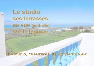 a picture of a beach with the words le studio sees temes as va at Maison de la Lagune in Oualidia