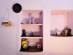 焦特布尔Tiny Home Jodhpur - A studio apartment的墙上的书架 更多4张照片