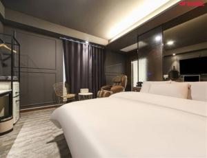 Giường trong phòng chung tại Hwaseong Wall Hotel