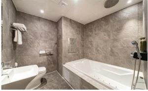 Phòng tắm tại Hwaseong Wall Hotel