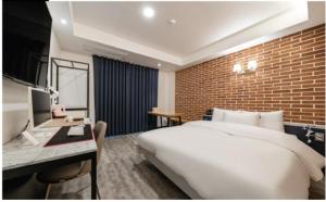 Giường trong phòng chung tại Hwaseong Wall Hotel