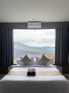 Postel nebo postele na pokoji v ubytování Devanora Hotel & Resto