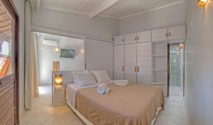 Un dormitorio con una cama con dos toallas encima. en Arca do Noah, en Jericoacoara