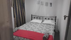 Letto o letti in una camera di The Rabbit Hole Hostel Fira