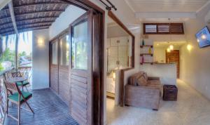 ein Wohnzimmer mit einer Tür, die zu einem Schlafzimmer führt in der Unterkunft Arca do Noah in Jericoacoara