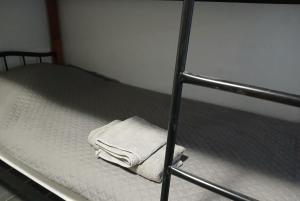 Letto o letti in una camera di The Rabbit Hole Hostel Fira