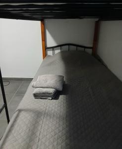 Letto o letti in una camera di The Rabbit Hole Hostel Fira