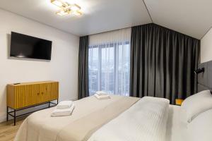 una habitación de hotel con una cama y una ventana grande en Chokolate house, en Bukovel