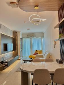 Televisyen dan/atau pusat hiburan di Galeri Ciumbuleuit Apartement GCA 1 2BR Modern