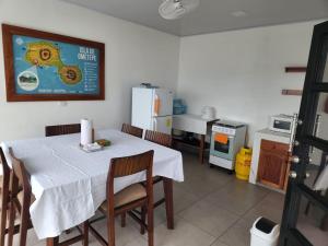 una cocina con mesa y una cocina con refrigerador en Casa frente al lago, en Sacramento