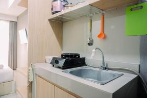 Dapur atau dapur kecil di Best Comfy and Modern Studio at Baileys Apartment By Travelio +7 gambar
