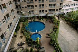 Kolam renang di atau dekat dengan Best Comfy and Modern Studio at Baileys Apartment By Travelio