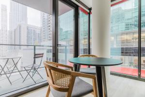 Gallery image of Blueground River North balcony pool nr Pier CHI-1147 in Chicago +32 photos