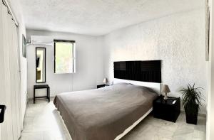 A bed or beds in a room at Sounio Studio refurbished