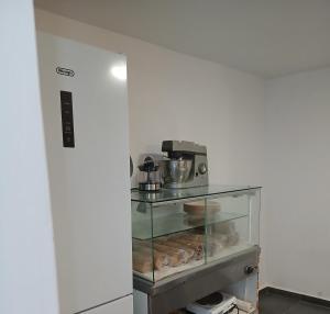 Cucina o angolo cottura di The Rabbit Hole Hostel Fira