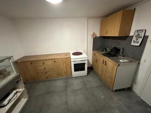 Cucina o angolo cottura di The Rabbit Hole Hostel Fira