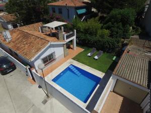 Bazén v ubytování Villa Marysol sleeps 6 nebo v jeho okolí