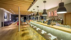 restauracja z barem z krzesłami i stołami w obiekcie Apartament Lazurowy 53 z tarasem i SPA w mieście Gródek Nad Dunajcem