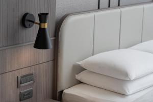 Postel nebo postele na pokoji v ubytování E-DA Royal Hotel