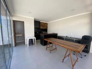 Passo De TorresにあるHome Familyの部屋に木製のテーブルと椅子が置かれたキッチン
