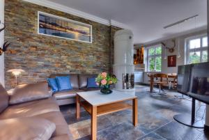 ein Wohnzimmer mit einer Ziegelwand in der Unterkunft Kapitäns Hus Ferienhaus Avantgarde in Putbus