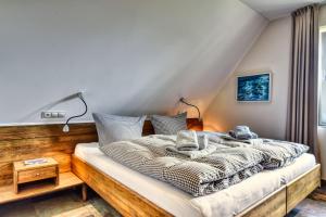 ein Schlafzimmer mit einem Bett mit Handtüchern darauf in der Unterkunft Kapitäns Hus Ferienhaus Avantgarde in Putbus