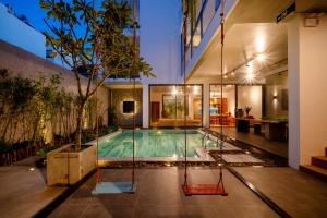 ダナンにあるSila Prana Villa - Luxury Private 8BRs Pool Villa Da Nang Beachの屋内スイミングプール
