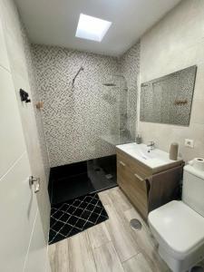 Kúpeľňa v ubytovaní Pedregalejo Beach House + 37 fotografií