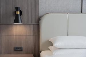 Postel nebo postele na pokoji v ubytování E-DA Royal Hotel
