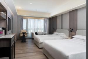 Postel nebo postele na pokoji v ubytování E-DA Royal Hotel