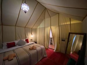 Postel nebo postele na pokoji v ubytování Merzouga Desert Campsite &Activities