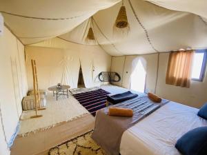 Postel nebo postele na pokoji v ubytování Merzouga Desert Campsite &Activities