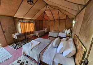 Postel nebo postele na pokoji v ubytování Merzouga Desert Campsite &Activities