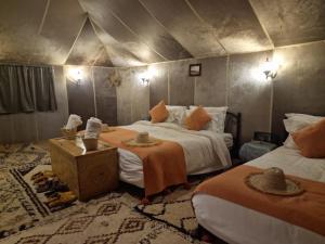 Postel nebo postele na pokoji v ubytování Merzouga Desert Campsite &Activities