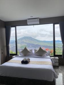 Postel nebo postele na pokoji v ubytování Devanora Hotel & Resto