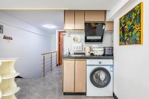 eine Waschküche mit Waschmaschine und Trockner in der Unterkunft Guangzhou City Center Apartment in Guangzhou