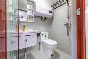 ein kleines Badezimmer mit Toilette und Waschbecken in der Unterkunft Guangzhou City Center Apartment in Guangzhou + 37 Fotos